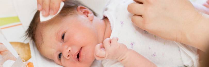 Чем промывать глазки новорождённому?
