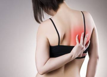 Боль под правой лопаткой сзади со стороны спины: причины жжения, что болит