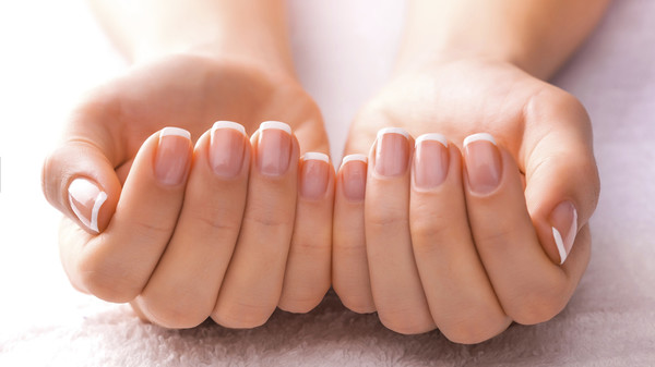 Белые полоски на ногтях: что означают, причины, лечение
