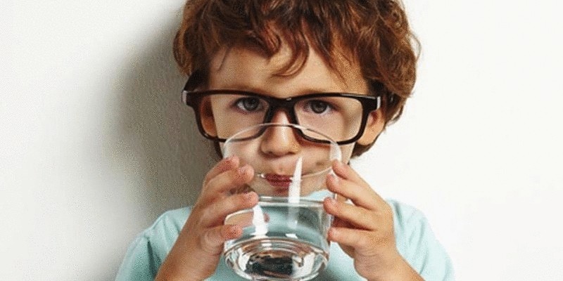 Можно ли пить воду во время еды: развенчиваем популярный миф