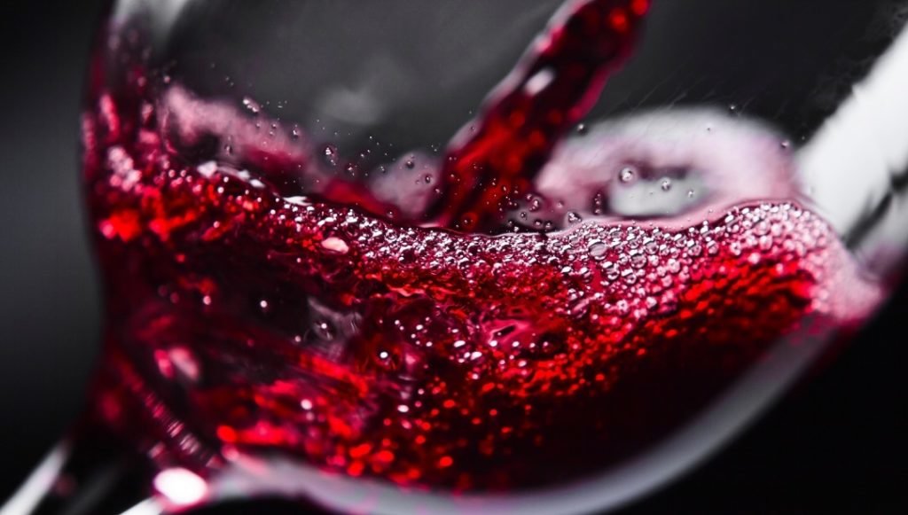 Красное вино: полезные свойства и возможный вред