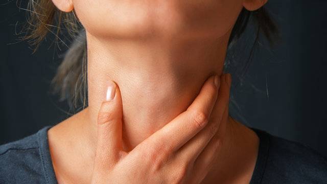 Симптомы отека горла и его лечение