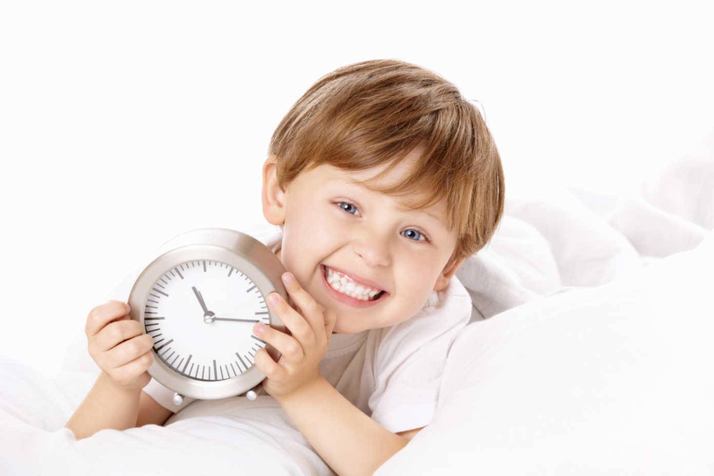 Ребенок очень рано встает. Ребенок с часами. Часы для детей. Соблюдение режима дня для детей. Ребенок соблюдает режим дня.