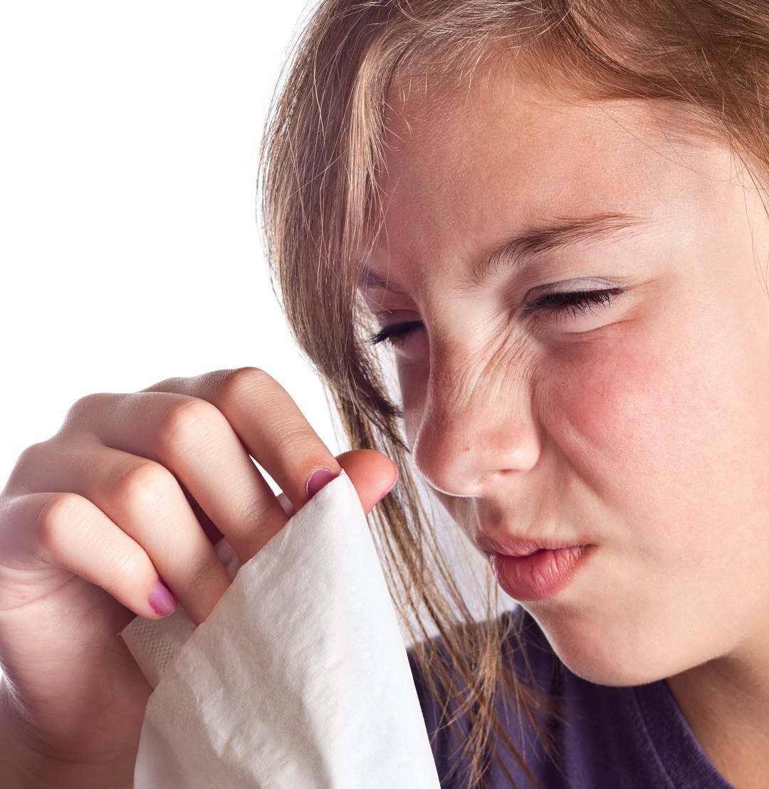 Зуд в носу при простуде. Девушка почёсывает нос.