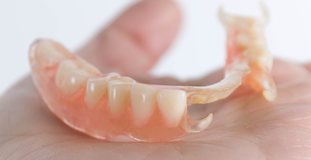 Съемные полные и частичные нейлоновые зубные протезы: виды, плюсы и минусы, уход
