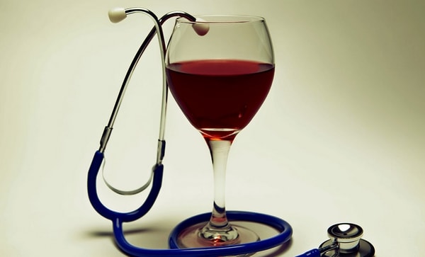 В чем польза домашнего вина и лечебные свойства, противопоказания к применению