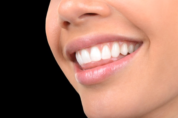Как восстанавливают эмаль зуба профессионалы и не только
