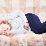 Что может болеть в правом боку под ребрами у ребенка?