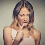 Горечь во рту и запах изо рта: причины и лечение