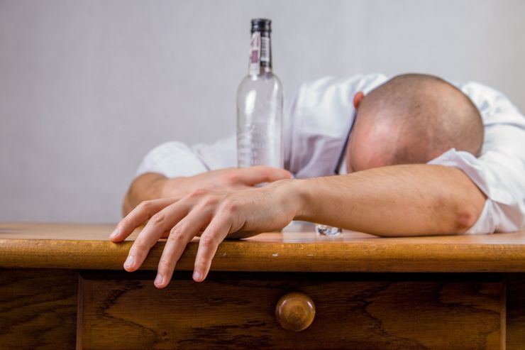 Основные  симптомы, стадии алкоголизма, опасность и последствия