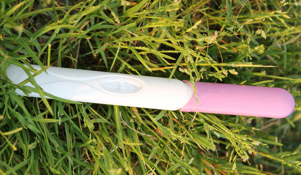 Внематочная беременность: признаки на ранних сроках, симптомы, тест