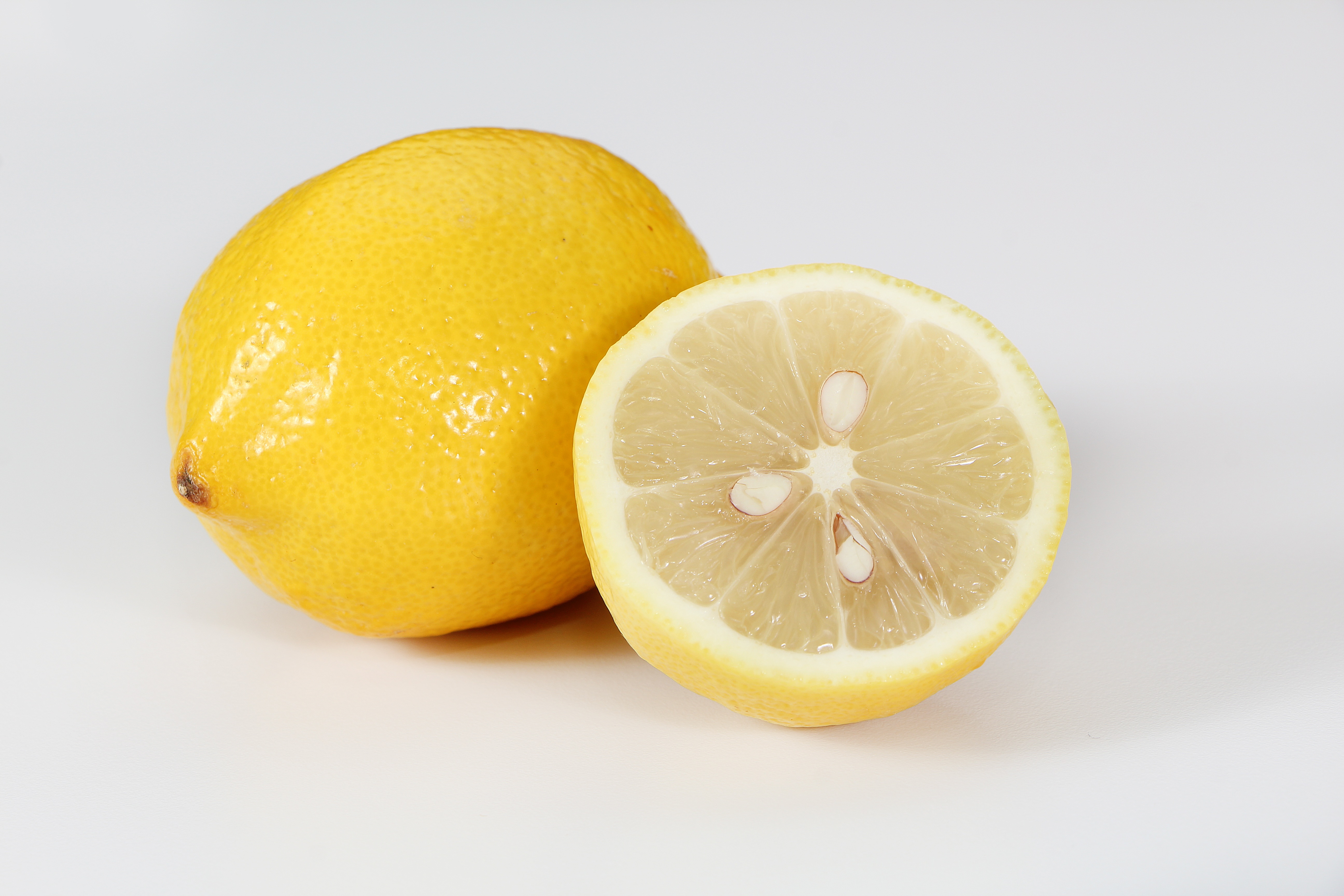 Лемон. Лайм юдзу. Лимон. Разрезанный лимон. Желтый лайм.