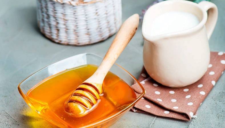Помогает ли и как приготовить молоко с медом от кашля