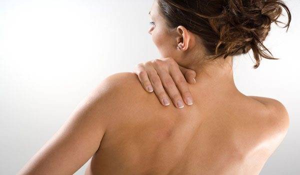 Боль под правой лопаткой сзади со спины. причины и лечение