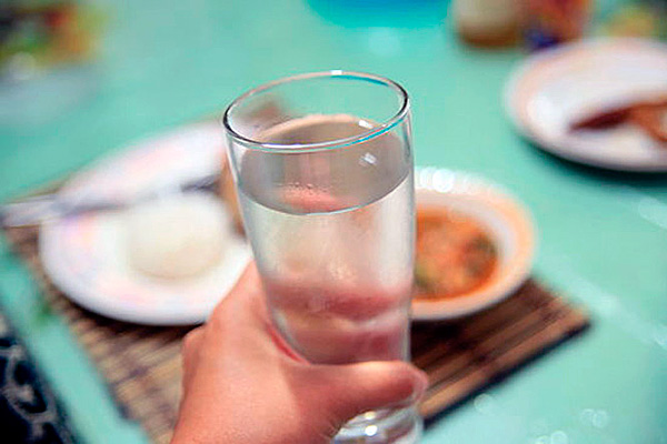 Ученые доказали, что выпитые в день 8 стаканов воды не прибавляют здоровья // нтв.ru