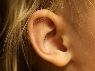 Как удалить серную пробку из уха у ребёнка