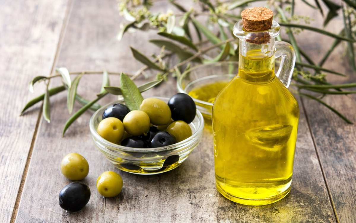 Приём оливкового масла внутрь: свойства и рецепты