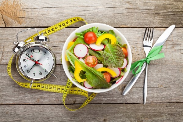 Похудение по часам: реальные истории тех, кто не ел после 18:00