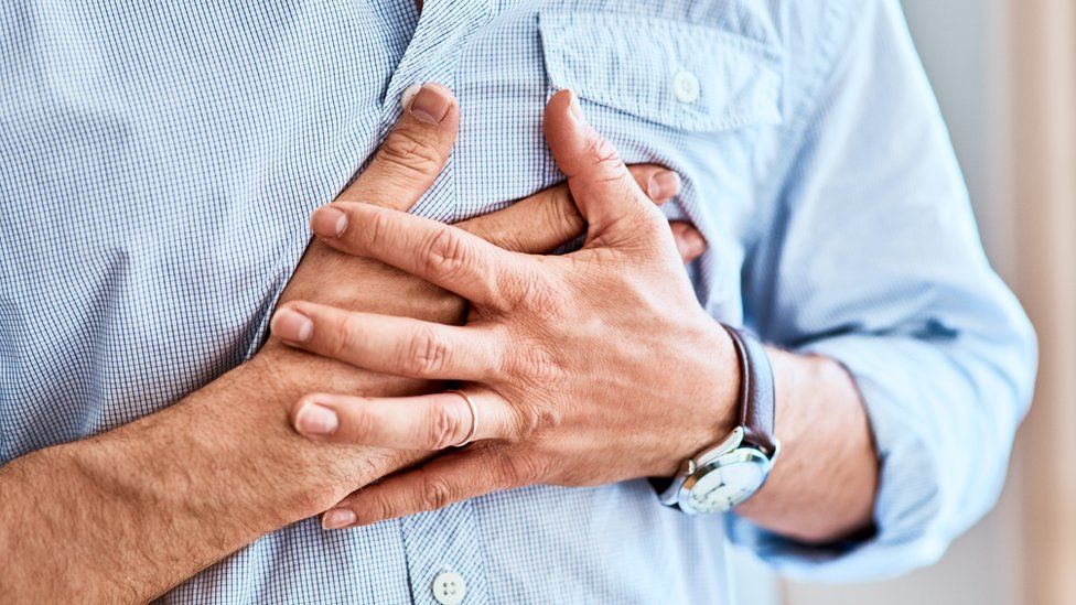 Симптомы и признаки сердечного приступа у мужчин и женщин: как распознать и помочь