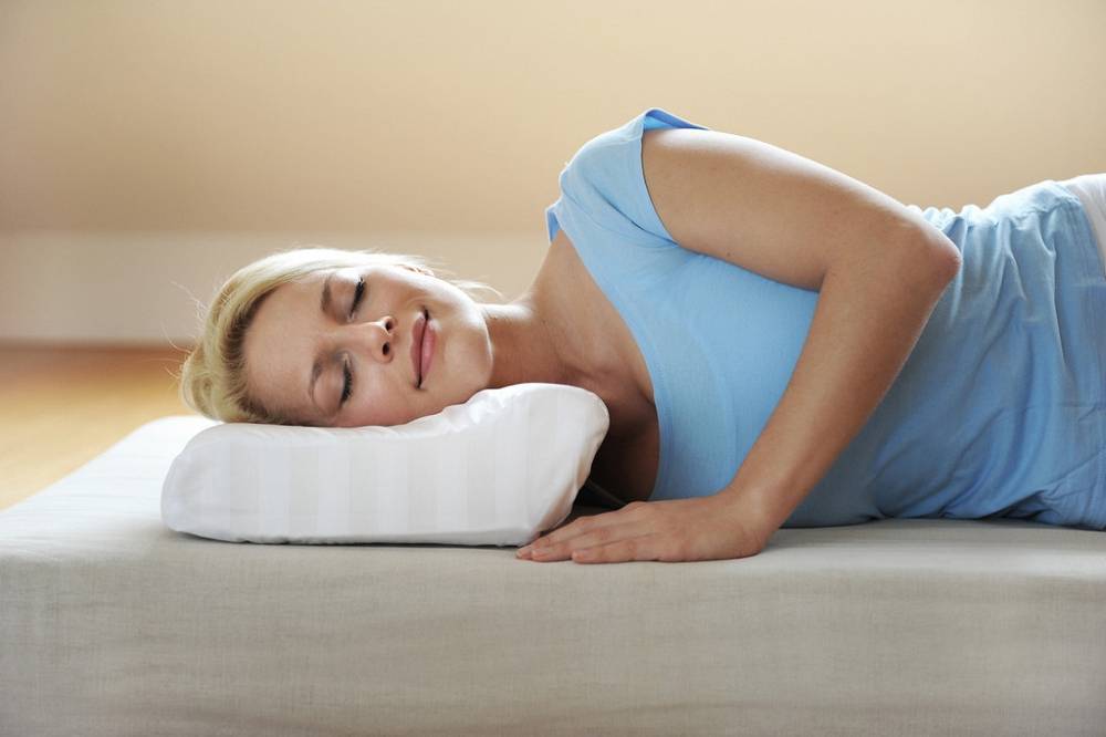 Как правильно спать на подушке фото
