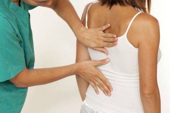 Боль под левой лопаткой сзади со спины: причины жжения, почему болит слева