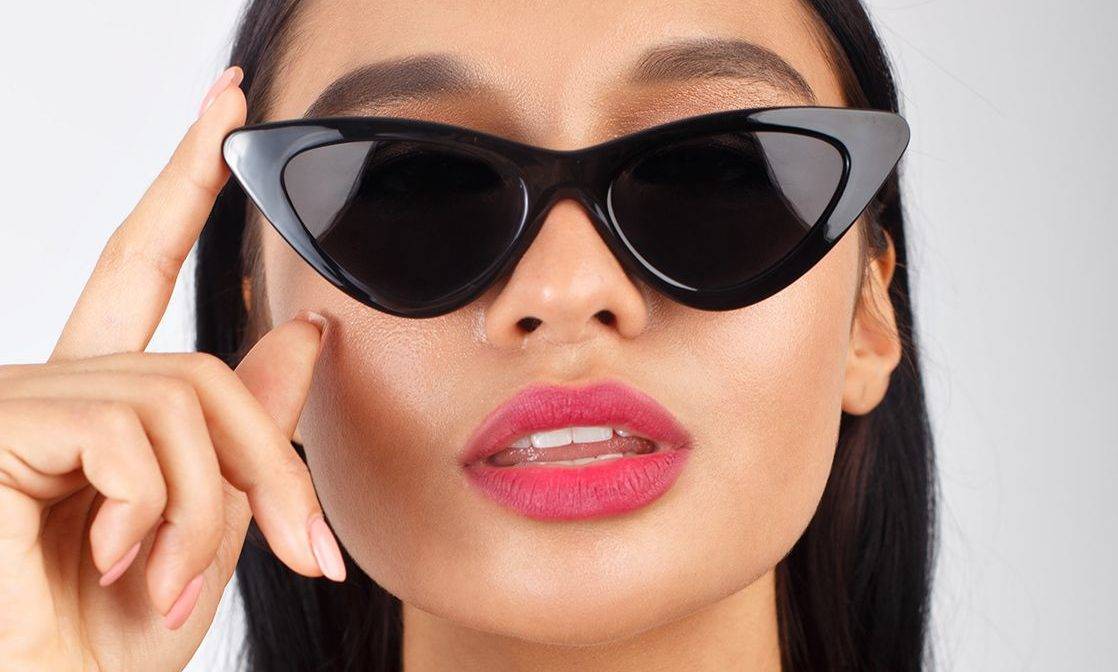 Модные черные очки. Очки Dior 22104. Узкие очки солнцезащитные. Очки солнцезащитные женские черные. Узкие очки.