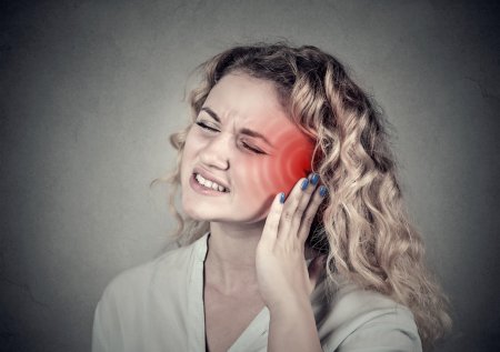 Почему возникает шум в ушах и как его лечить