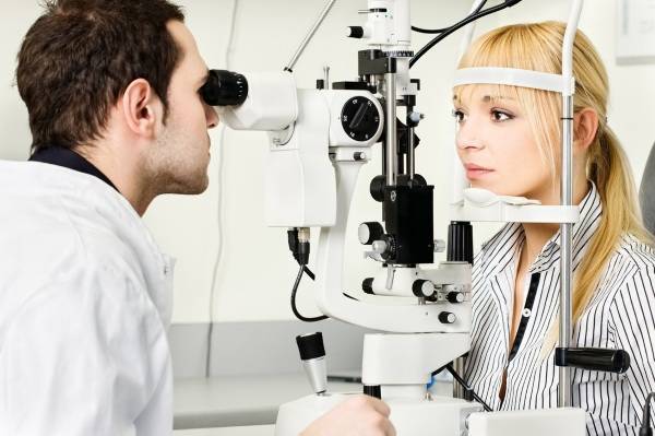 Что делать, если чешутся веки глаз - 12 причин и лечение