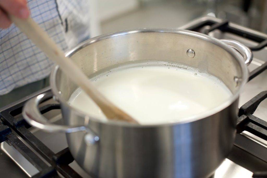 Как применять молоко с луком от кашля: рецепт
