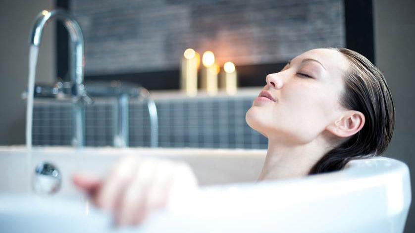 Холодная и горячая ванна: польза для здоровья человека