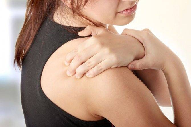 Почему развиваются боли в спине от кашля и как избавиться от неприятного симптома
