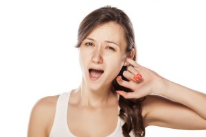 Почему чешутся уши: заболевания и приметы