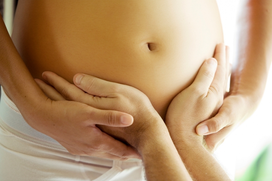 Беременность. Беременный живот. Массаж живота беременной. Гладит животик. Как ощущаются первые шевеления