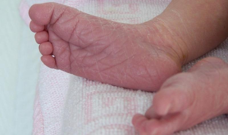 Что делать, если у новорожденного шелушится кожа на теле, руках и ногах