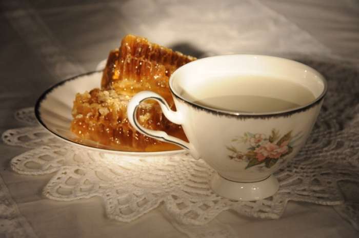 Молоко с медом и маслом лучшее народное средство от кашля
