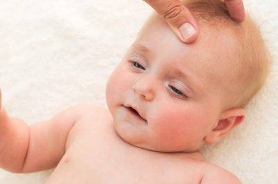 Причины сухости и шелушения кожи у грудного ребенка - лечение мазями, кремами и народными средствами