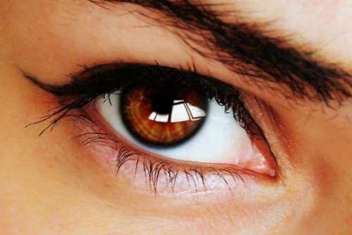 Как изменить цвет глаз народными средствами