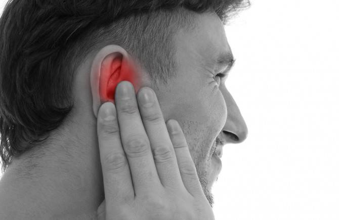 Причины появления прыщей на мочке уха