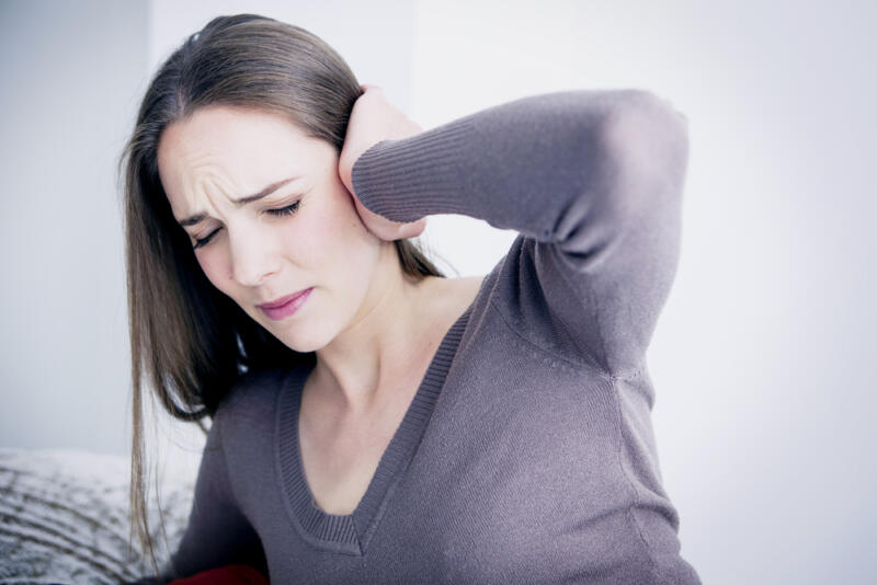 Заложенность ушей без боли: причины, симптомы и особенности лечения